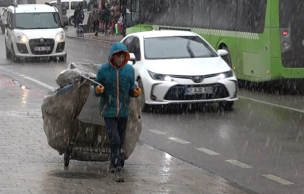 Meteoroloji Genel Müdürlüğü’nün uyarılarının ardından Kocaeli’de kar yağışı etkili olmaya başladı. Kocaeli’de günlerdir beklenen kar yağışı, öğle ...