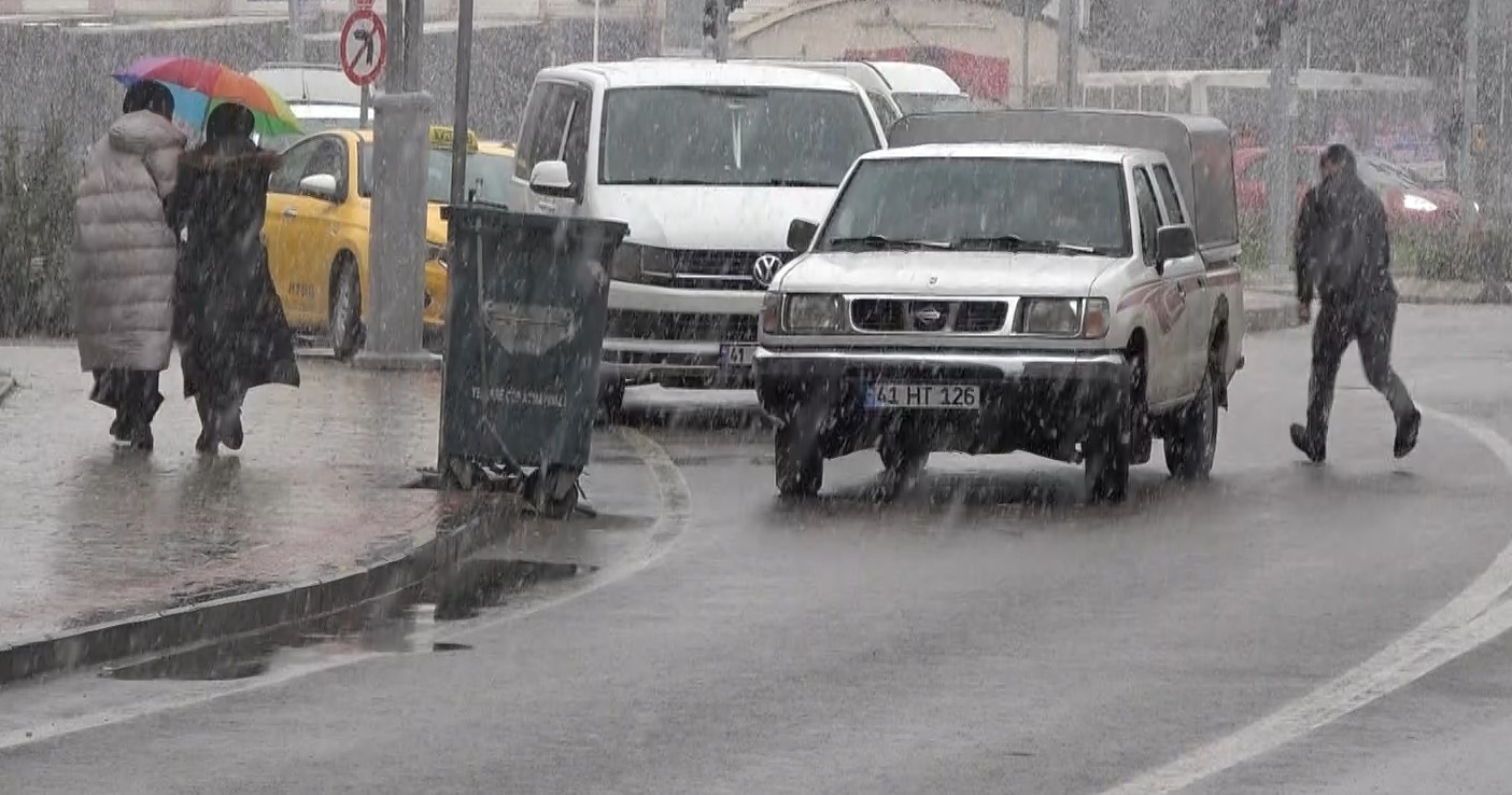 Meteoroloji Genel Müdürlüğü’nün uyarılarının ardından Kocaeli’de kar yağışı etkili olmaya başladı. Kocaeli’de günlerdir beklenen kar yağışı, öğle ...