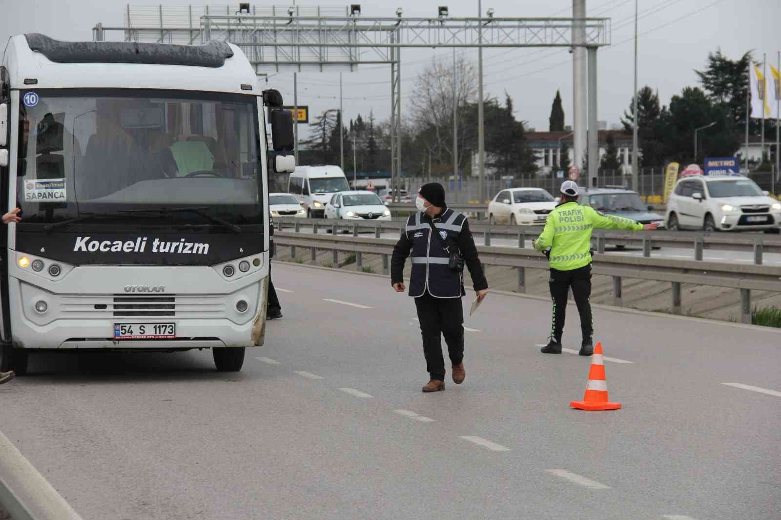 Kocaeli’de etkili olması beklenen yoğun kar yağışı uyarısının ardından polis ekipleri kış lastiği ve emniyet kemeri denetimi yaptı. Meteoroloji ...