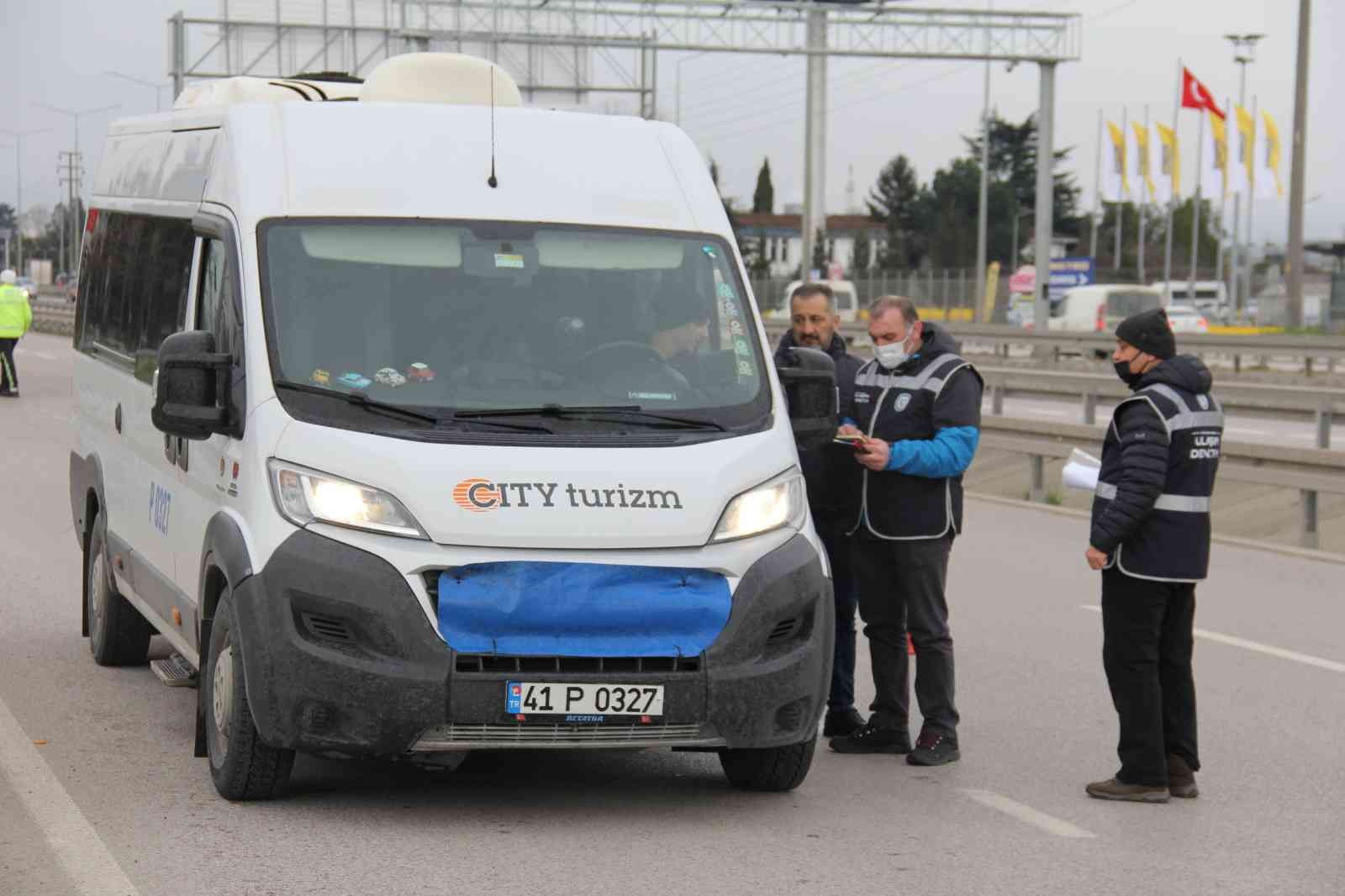 Kocaeli’de etkili olması beklenen yoğun kar yağışı uyarısının ardından polis ekipleri kış lastiği ve emniyet kemeri denetimi yaptı. Meteoroloji ...