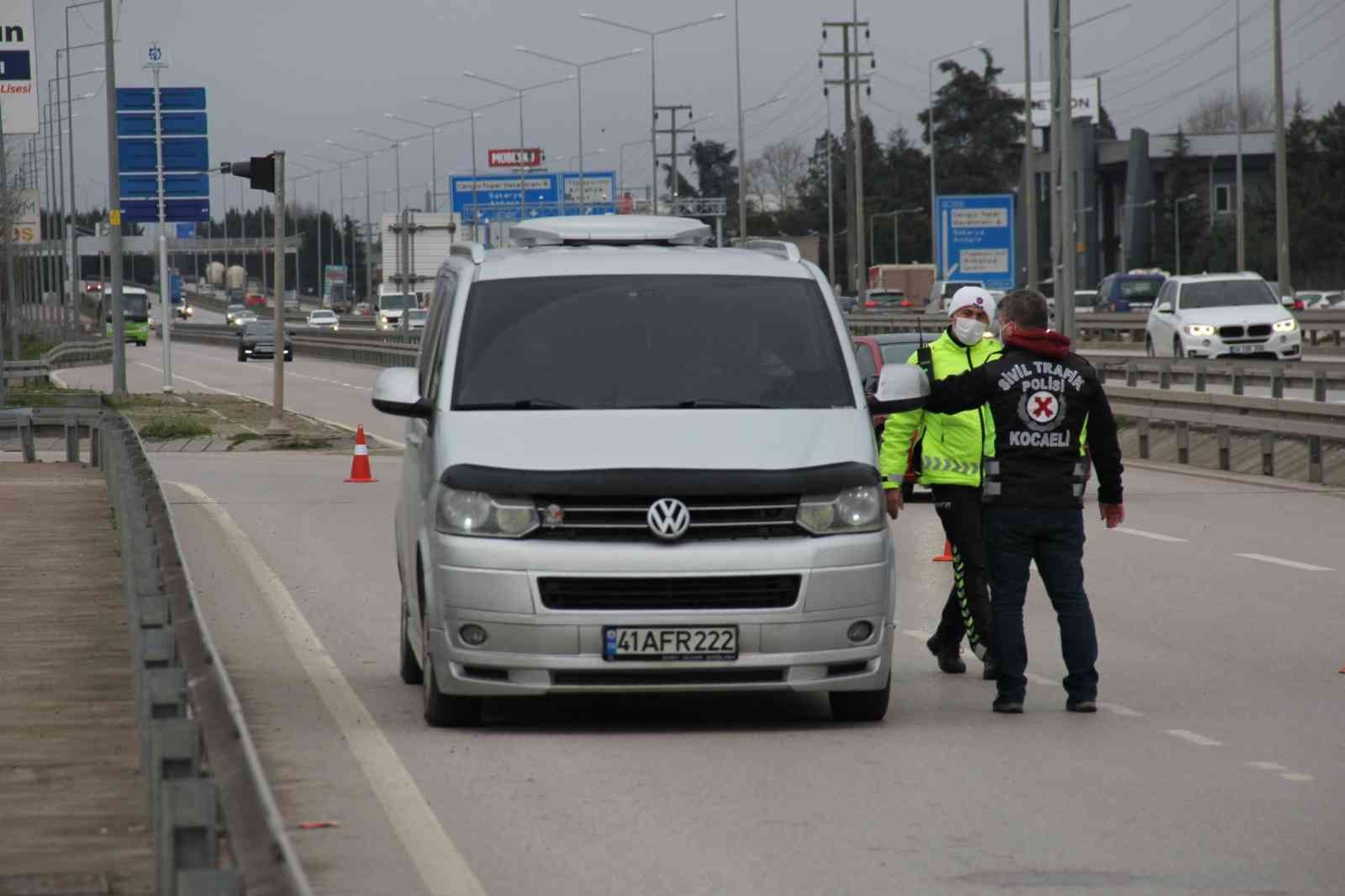 Kocaeli’de etkili olması beklenen yoğun kar yağışı uyarısının ardından polis ekipleri kış lastiği ve emniyet kemeri denetimi yaptı. Meteoroloji ...