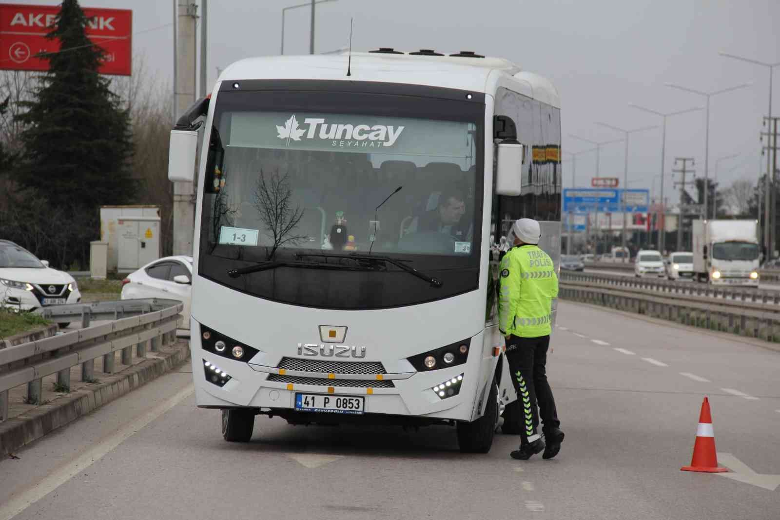 Kocaeli’de etkili olması beklenen yoğun kar yağışı uyarısının ardından polis ekipleri kış lastiği ve emniyet kemeri denetimi yaptı. Meteoroloji ...