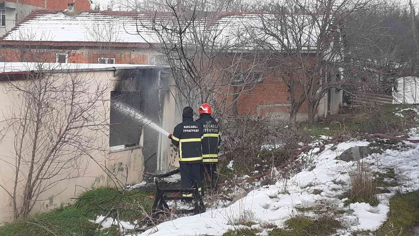 Kocaeli’nin Çayırova ilçesinde metruk binada çıkan yangın, itfaiye ekiplerinin müdahalesinin ardından söndürüldü. Yangın, Kocaeli’nin Çayırova ...