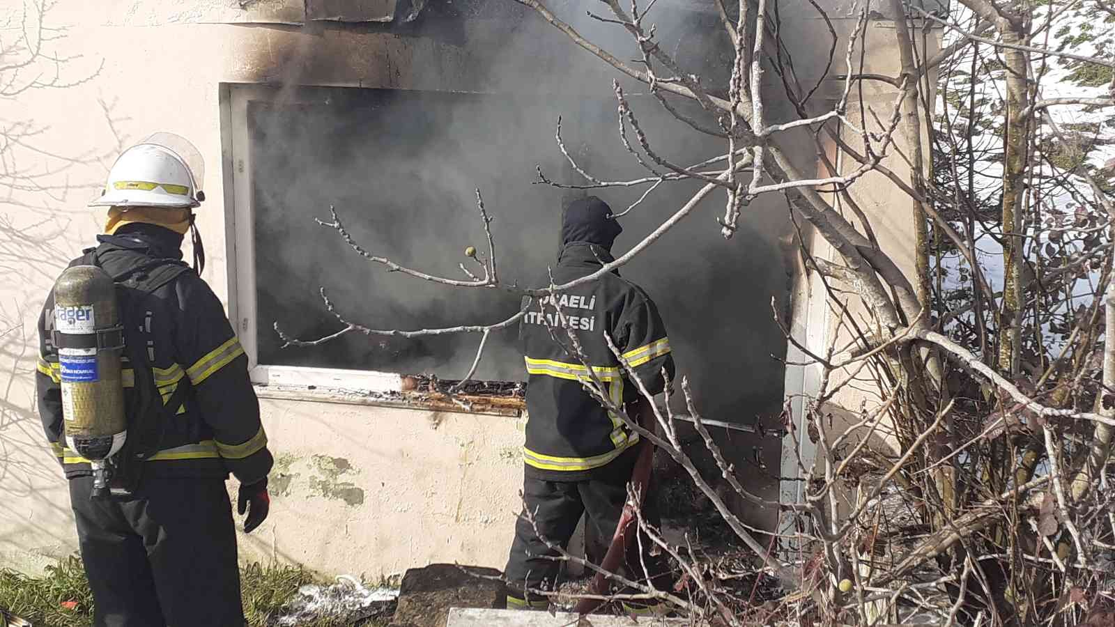 Kocaeli’nin Çayırova ilçesinde metruk binada çıkan yangın, itfaiye ekiplerinin müdahalesinin ardından söndürüldü. Yangın, Kocaeli’nin Çayırova ...