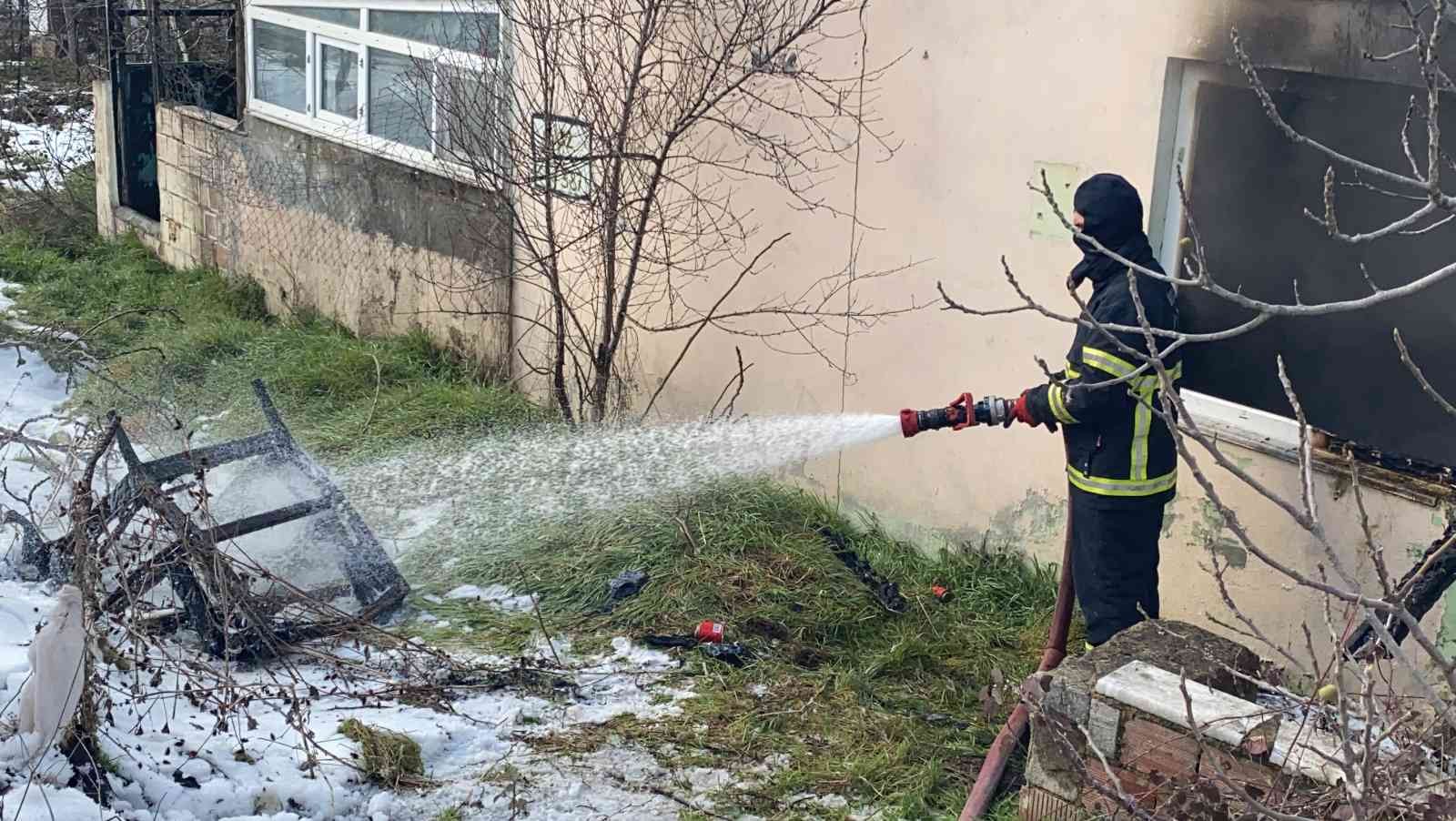 Kocaeli’nin Çayırova ilçesinde metruk binada çıkan yangın, itfaiye ekiplerinin müdahalesinin ardından söndürüldü. Yangın, Kocaeli’nin Çayırova ...