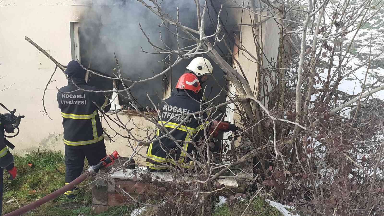 Kocaeli’nin Çayırova ilçesinde metruk binada çıkan yangın, itfaiye ekiplerinin müdahalesinin ardından söndürüldü. Yangın, Kocaeli’nin Çayırova ...