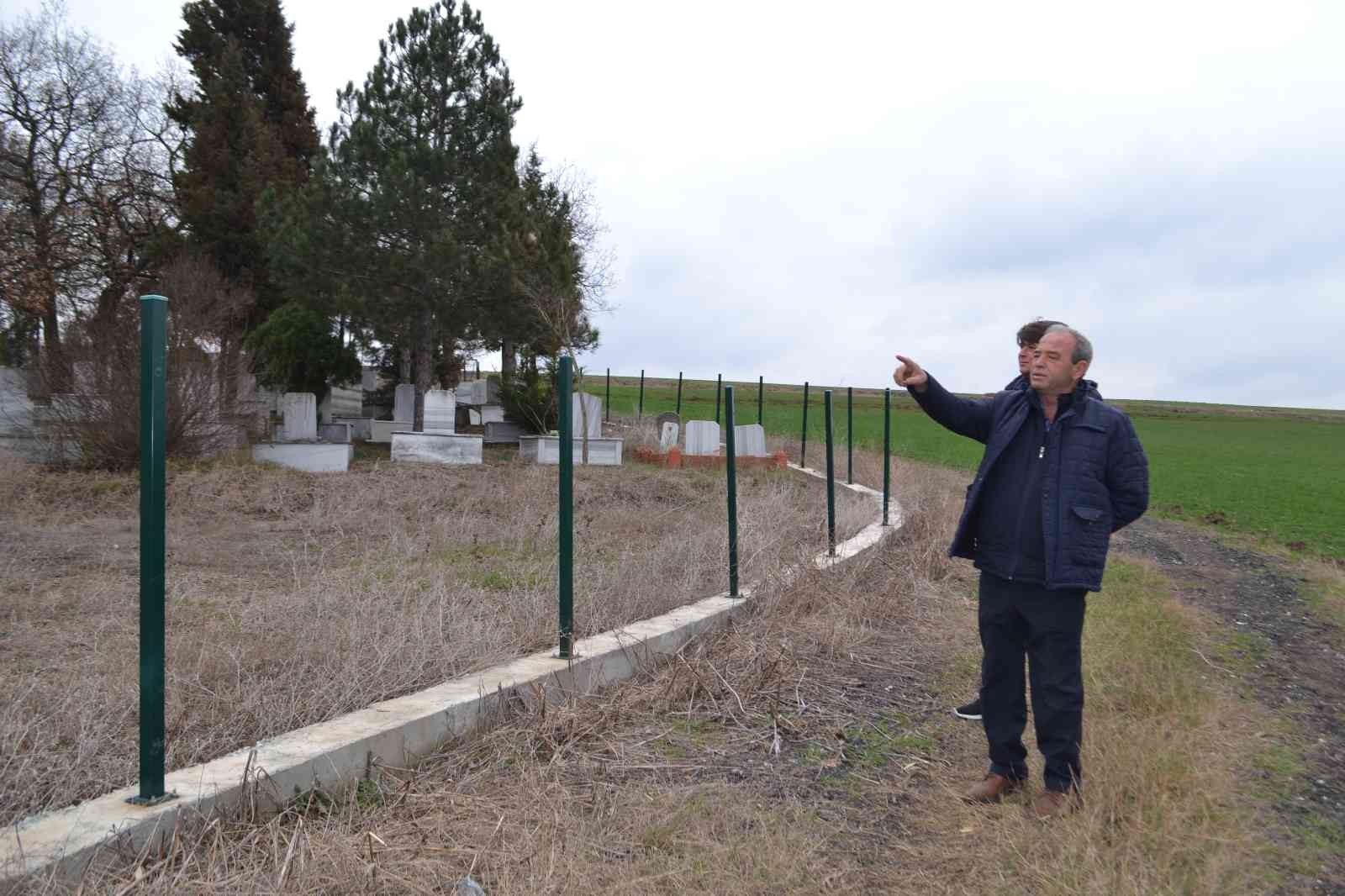 Tekirdağ’ın Çorlu ilçesine bağlı Sarılar Mahallesi Mezarlığı’nı çevreleyen çok sayıda demir panel çitlerini çalan hırsızlar kayıplara karıştı ...