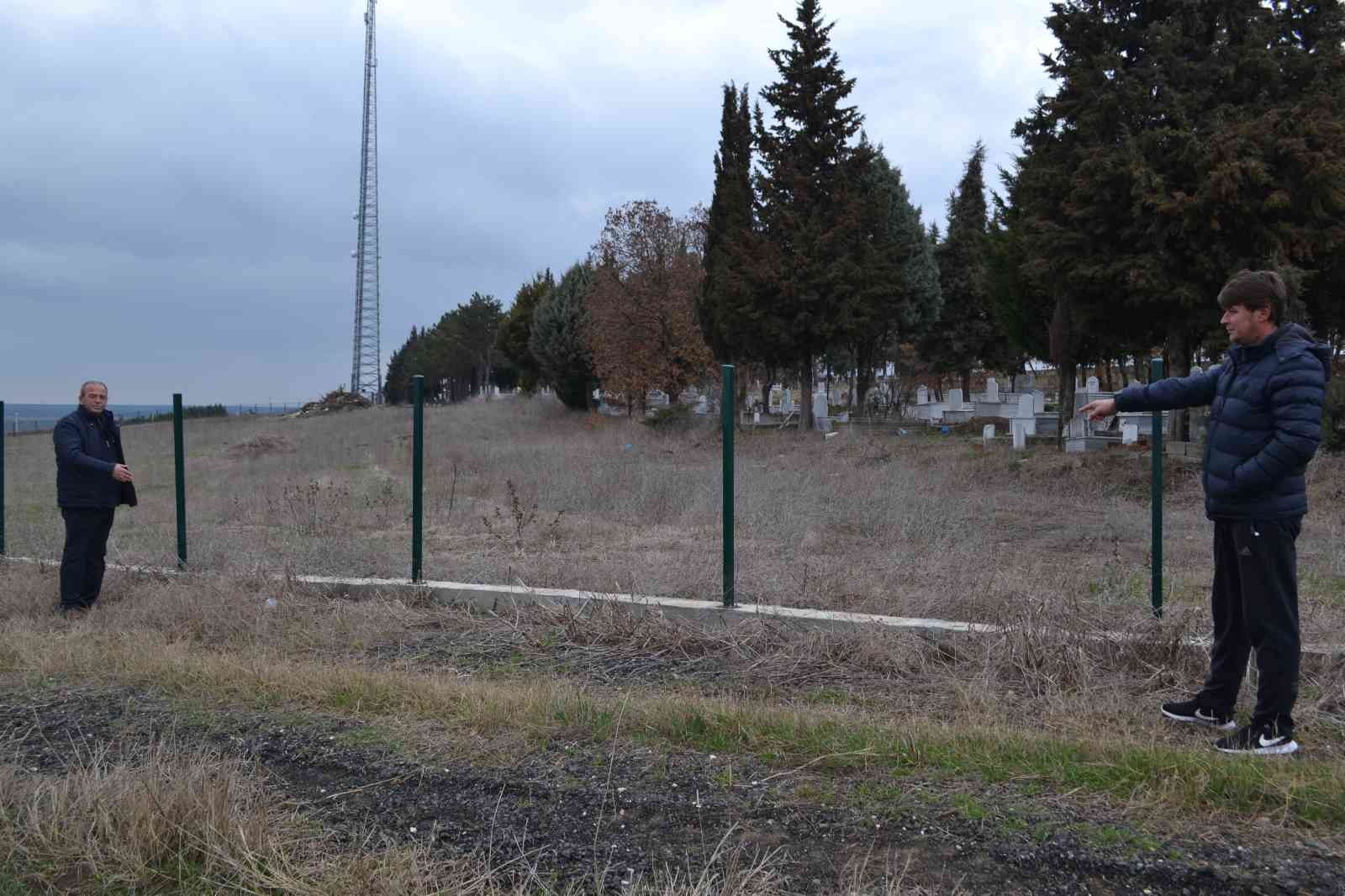 Tekirdağ’ın Çorlu ilçesine bağlı Sarılar Mahallesi Mezarlığı’nı çevreleyen çok sayıda demir panel çitlerini çalan hırsızlar kayıplara karıştı ...