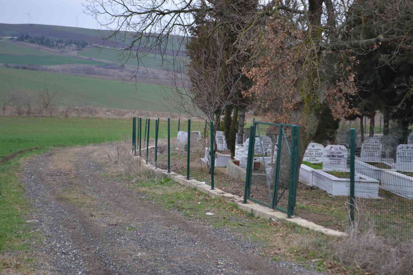 Tekirdağ’ın Çorlu ilçesine bağlı Sarılar Mahallesi Mezarlığı’nı çevreleyen çok sayıda demir panel çitlerini çalan hırsızlar kayıplara karıştı ...