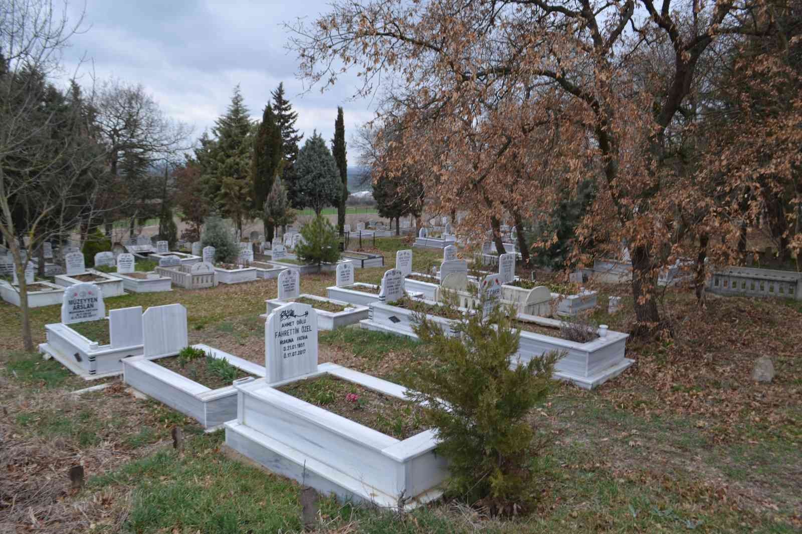 Tekirdağ’ın Çorlu ilçesine bağlı Sarılar Mahallesi Mezarlığı’nı çevreleyen çok sayıda demir panel çitlerini çalan hırsızlar kayıplara karıştı ...