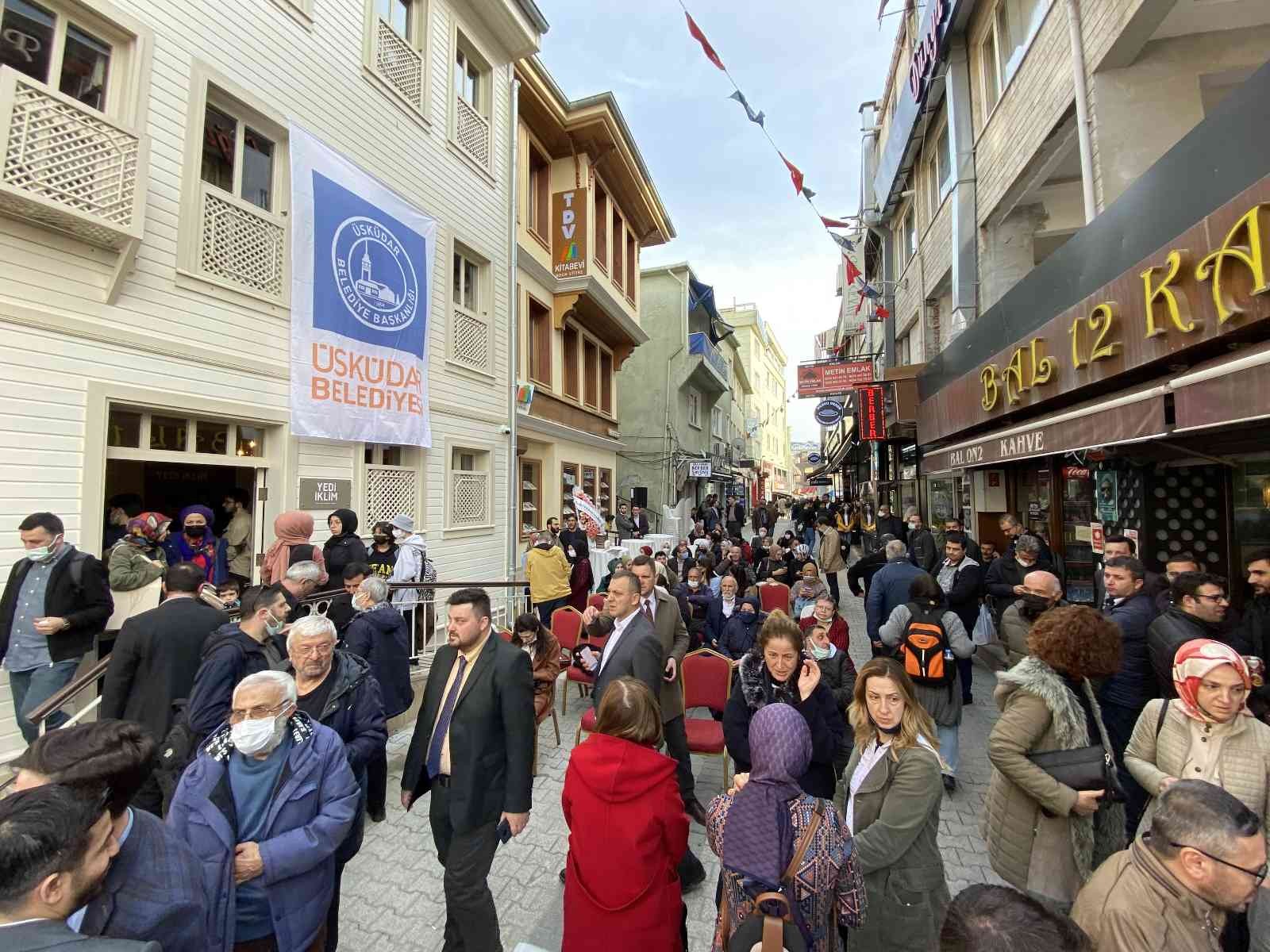 Üsküdar Belediyesi yeni bir kütüphane projesini daha hizmete geçirdi. Üsküdar’da açılan Mihrimah Sultan Gençlik Kütüphanesi açılarak faaliyete ...