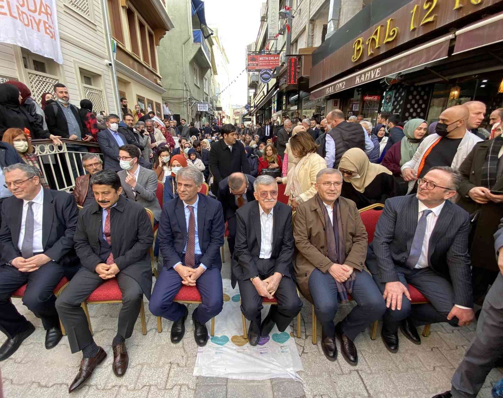 Üsküdar Belediyesi yeni bir kütüphane projesini daha hizmete geçirdi. Üsküdar’da açılan Mihrimah Sultan Gençlik Kütüphanesi açılarak faaliyete ...