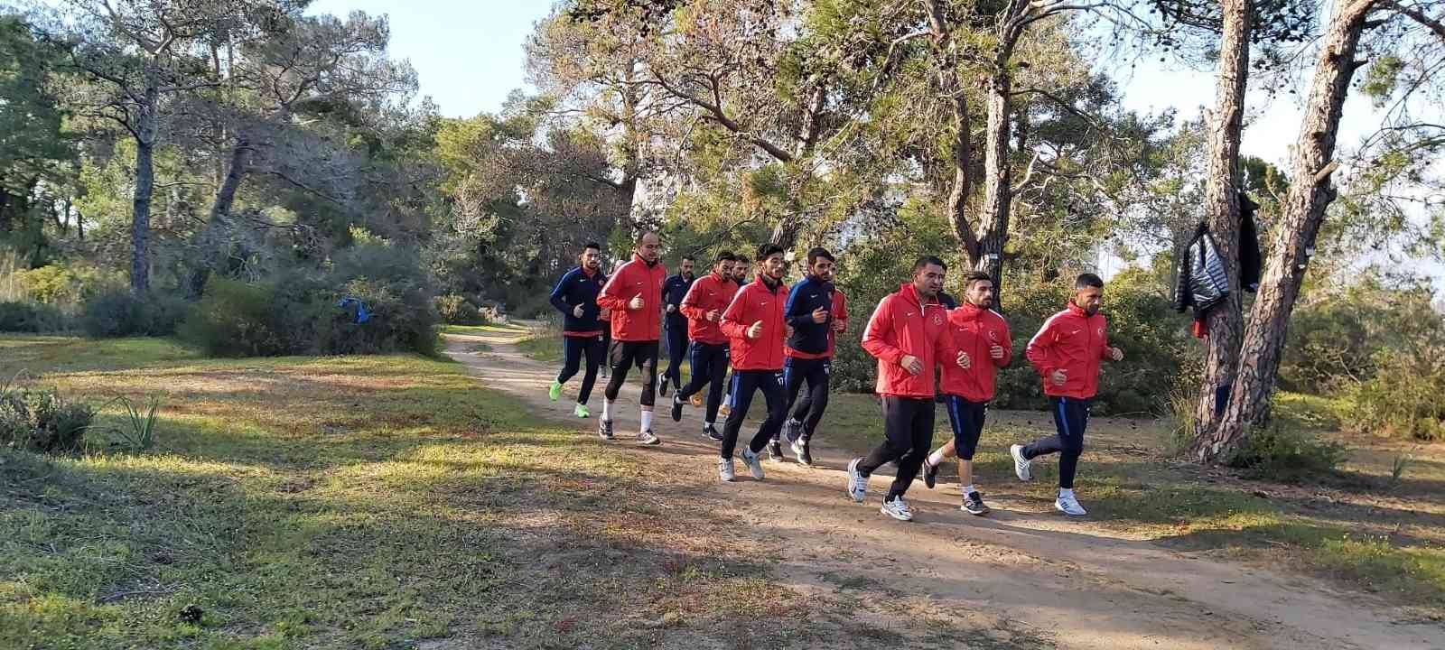 Türkiye İşitme Engelliler Spor Federasyonu Futbol Milli Takımı, Antalya’nın Manavgat ilçesinde hazırlık kampına başladı. Türkiye İşitme ...