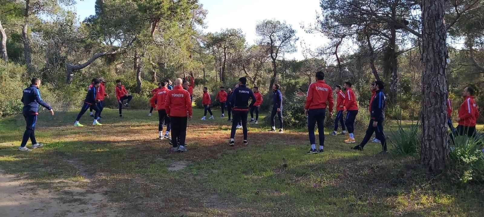 Türkiye İşitme Engelliler Spor Federasyonu Futbol Milli Takımı, Antalya’nın Manavgat ilçesinde hazırlık kampına başladı. Türkiye İşitme ...