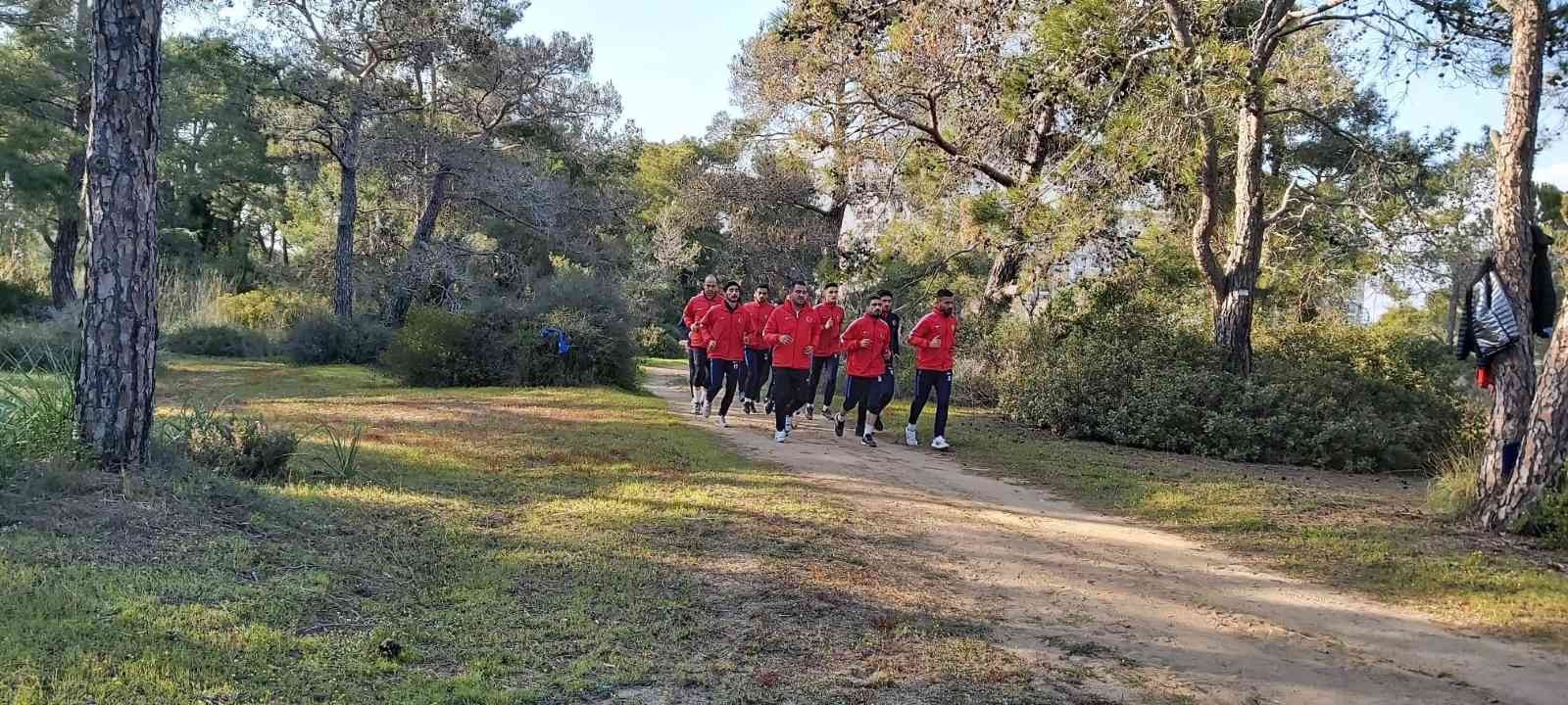 Türkiye İşitme Engelliler Spor Federasyonu Futbol Milli Takımı, Antalya’nın Manavgat ilçesinde hazırlık kampına başladı. Türkiye İşitme ...