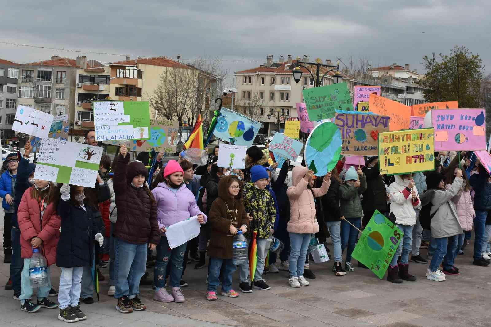 Tekirdağ’da minik öğrenciler su tasarrufuna dikkat çekmek için yürüyüş düzenledi. Tekirdağ’ın Süleymanpaşa ilçesinde bir özel okul tarafından 22 ...