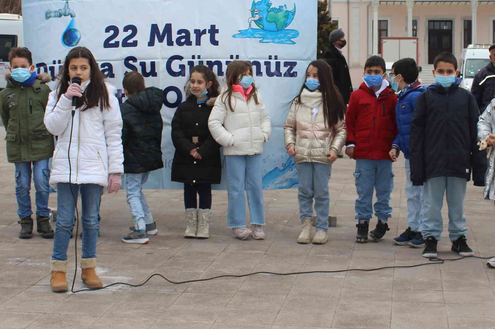 Tekirdağ’da minik öğrenciler su tasarrufuna dikkat çekmek için yürüyüş düzenledi. Tekirdağ’ın Süleymanpaşa ilçesinde bir özel okul tarafından 22 ...