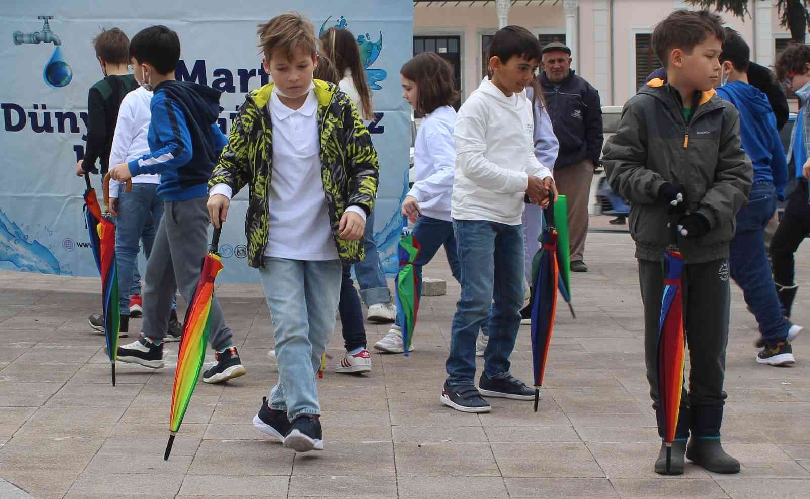 Tekirdağ’da minik öğrenciler su tasarrufuna dikkat çekmek için yürüyüş düzenledi. Tekirdağ’ın Süleymanpaşa ilçesinde bir özel okul tarafından 22 ...