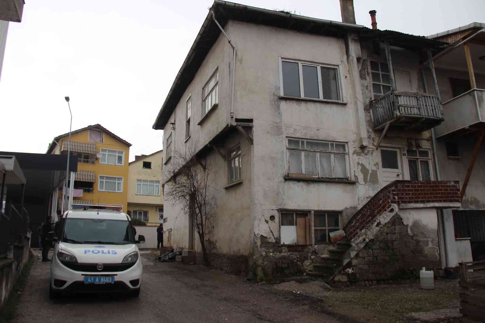 Kocaeli’nin Gölcük ilçesinde bir kişi, misafirliğe gittiği arkadaşının evinde ölü bulundu. Olay, Gölcük ilçesi İhsaniye Merkez Mahallesi’nde ...