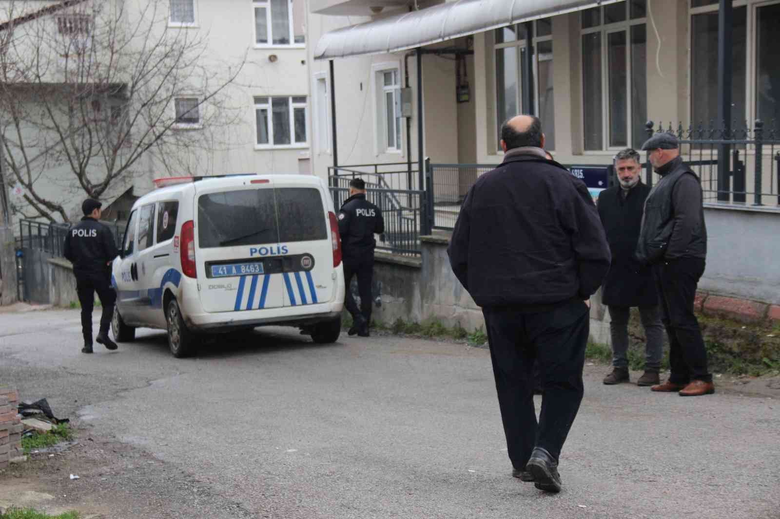 Kocaeli’nin Gölcük ilçesinde bir kişi, misafirliğe gittiği arkadaşının evinde ölü bulundu. Olay, Gölcük ilçesi İhsaniye Merkez Mahallesi’nde ...