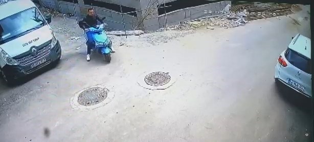 Bursa’da motosiklet kullanmayı bilmeyen hırsızlık şüphelisi, motosiklet çalınca ortaya komik anlar çıktı. Bu anlar kameralara yansıdı. Olay ...