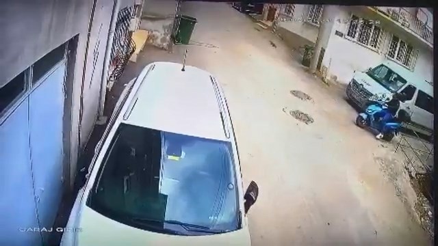 Bursa’da motosiklet kullanmayı bilmeyen hırsızlık şüphelisi, motosiklet çalınca ortaya komik anlar çıktı. Bu anlar kameralara yansıdı. Olay ...