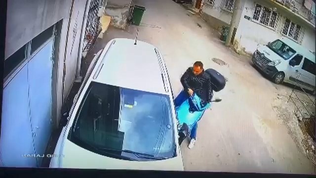 Bursa’da motosiklet kullanmayı bilmeyen hırsızlık şüphelisi, motosiklet çalınca ortaya komik anlar çıktı. Bu anlar kameralara yansıdı. Olay ...