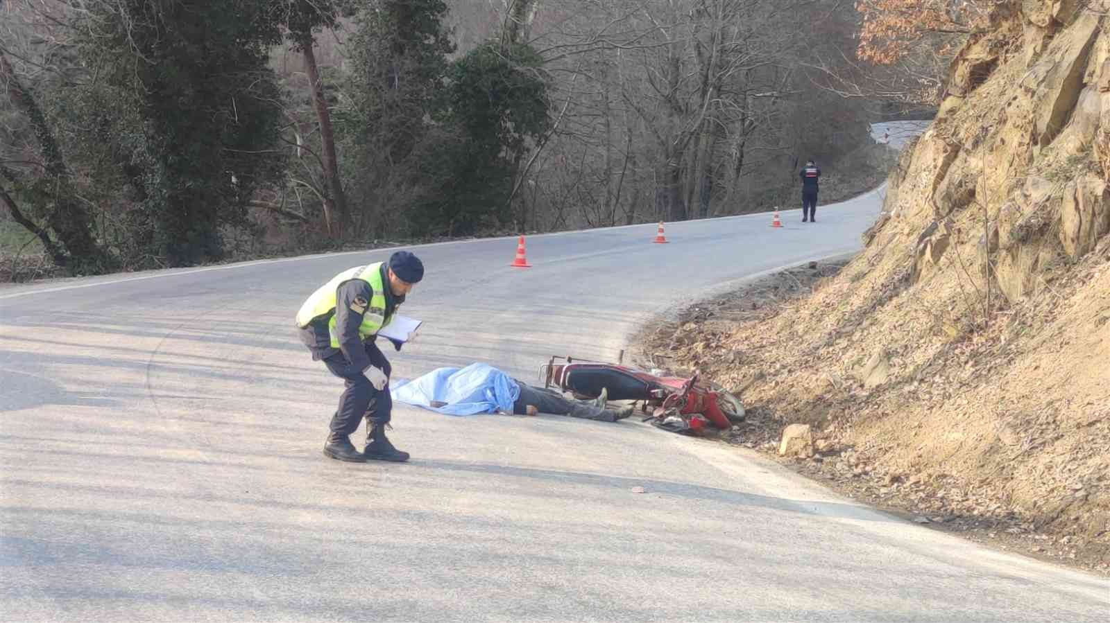 Bursa’nın Orhangazi ilçesinde bir motosiklet karşı yönden gelen kamyona yandan çarptı. Kazada motosiklet sürücüsü olay yerinde feci şekilde can ...