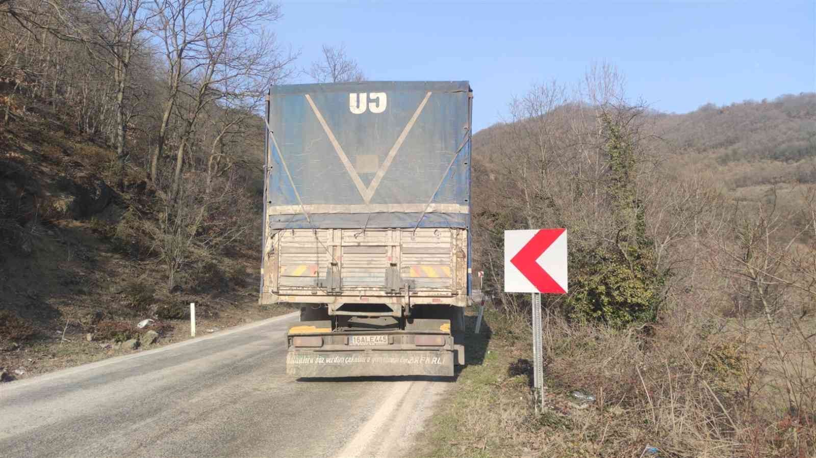 Bursa’nın Orhangazi ilçesinde bir motosiklet karşı yönden gelen kamyona yandan çarptı. Kazada motosiklet sürücüsü olay yerinde feci şekilde can ...