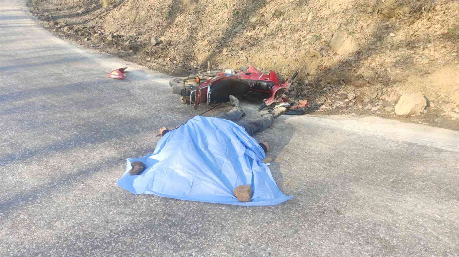 Bursa’nın Orhangazi ilçesinde bir motosiklet karşı yönden gelen kamyona yandan çarptı. Kazada motosiklet sürücüsü olay yerinde feci şekilde can ...