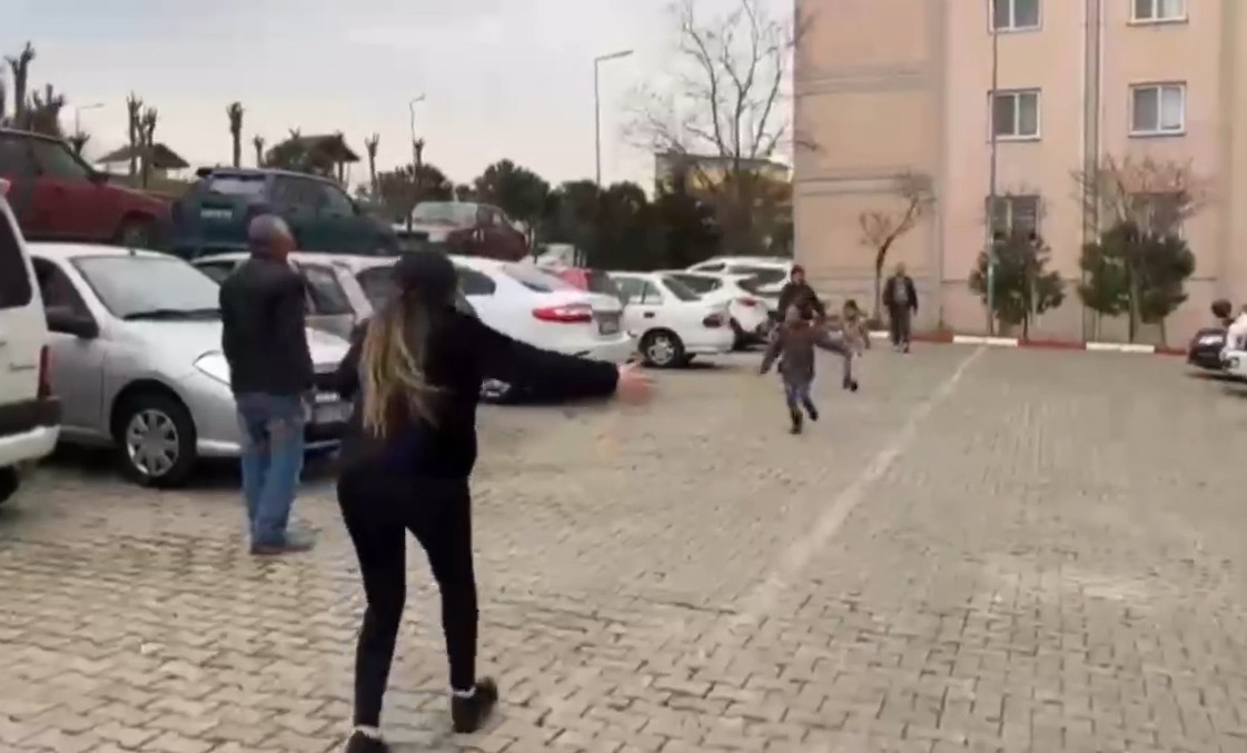 Balıkesir’in Karesi ilçesinde geçtiğimiz yıl kendisini ve 2 çocuğunu ölümle tehdit ettiği gerekçesiyle kocasını pompalı tüfekle öldürüp cezaevine ...