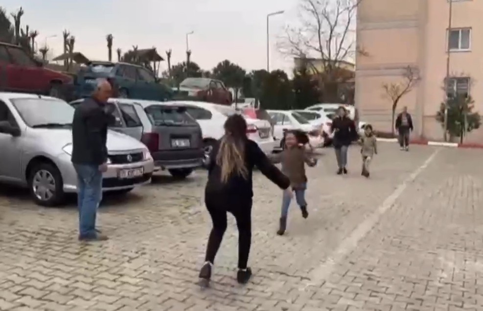 Balıkesir’in Karesi ilçesinde geçtiğimiz yıl kendisini ve 2 çocuğunu ölümle tehdit ettiği gerekçesiyle kocasını pompalı tüfekle öldürüp cezaevine ...