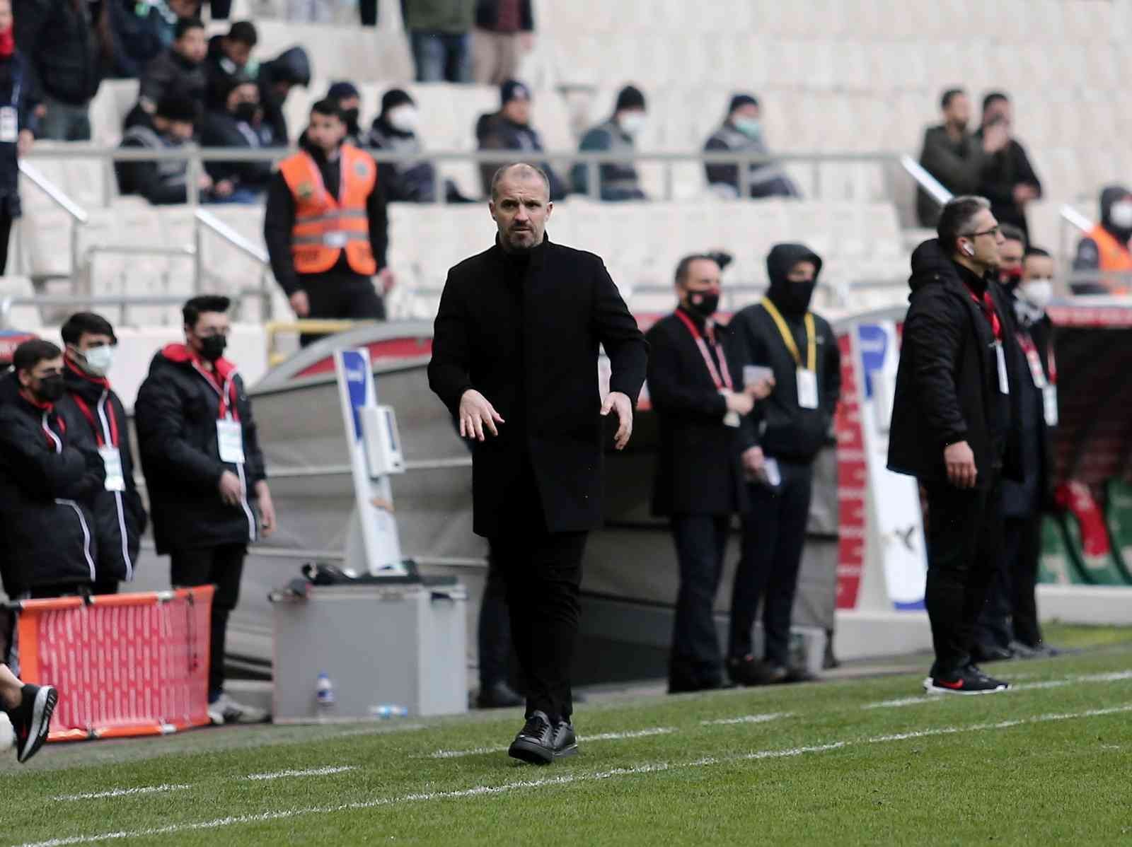 Bursaspor Teknik Direktörü Mustafa Er, Balıkesirspor galibiyetinin ardından, "2-3 galibiyete ihtiyacımız var. Üstümüzde baskı var ve genç ...