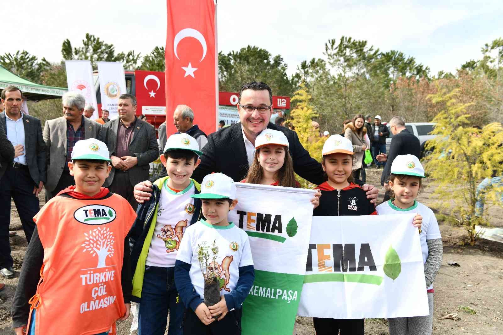 Bursa’nın Mustafakemalpaşa ilçesinde ilkokul öğrencileri Belediye Başkanı Mehmet Kanar ile birlikte ormana 15 bin fidan dikti Dünyaca ünlü marka ...