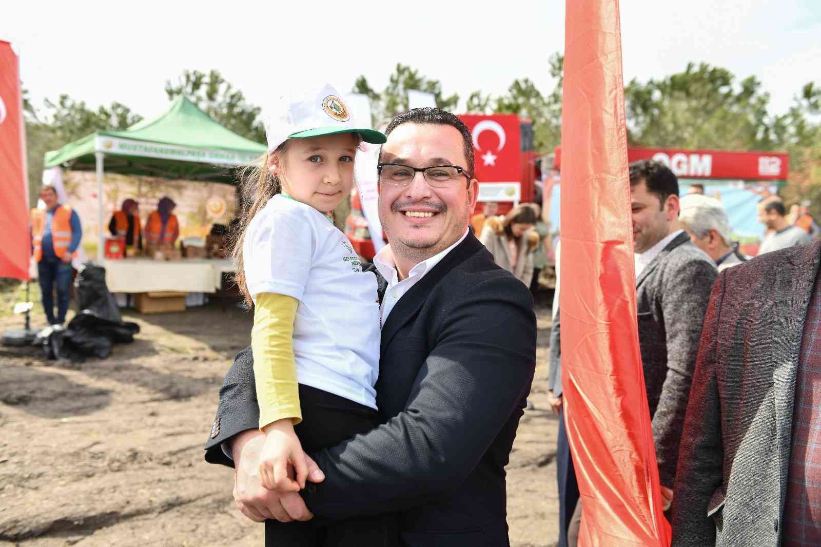 Bursa’nın Mustafakemalpaşa ilçesinde ilkokul öğrencileri Belediye Başkanı Mehmet Kanar ile birlikte ormana 15 bin fidan dikti Dünyaca ünlü marka ...