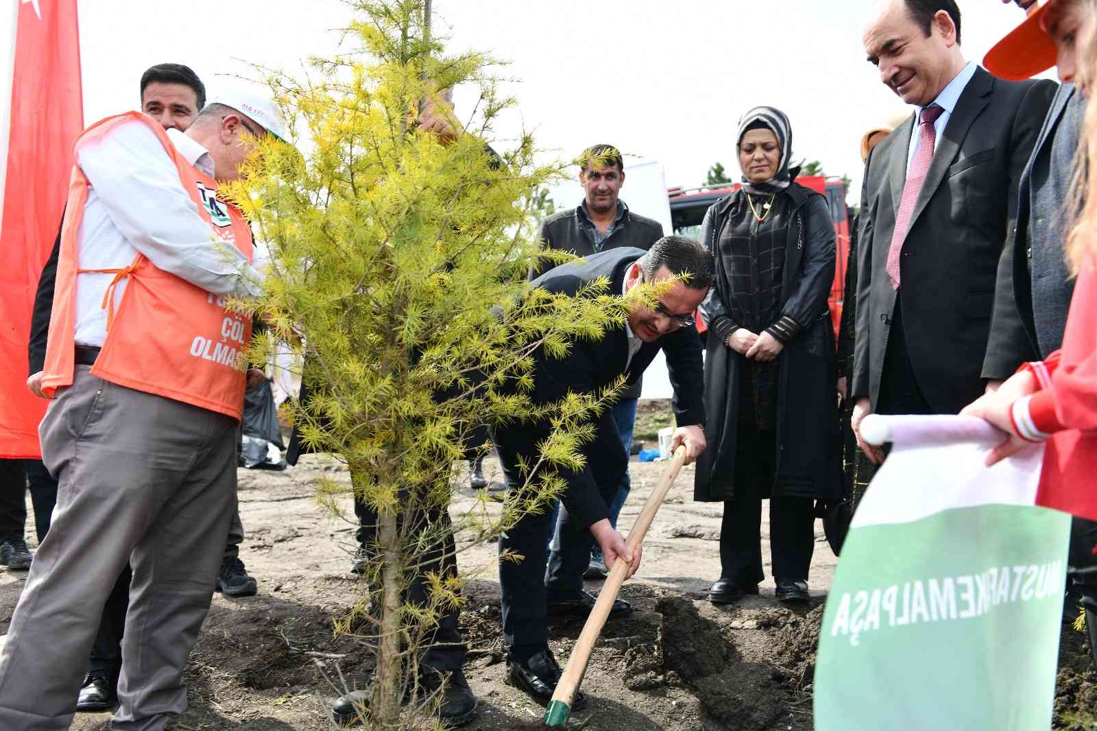 Bursa’nın Mustafakemalpaşa ilçesinde ilkokul öğrencileri Belediye Başkanı Mehmet Kanar ile birlikte ormana 15 bin fidan dikti Dünyaca ünlü marka ...