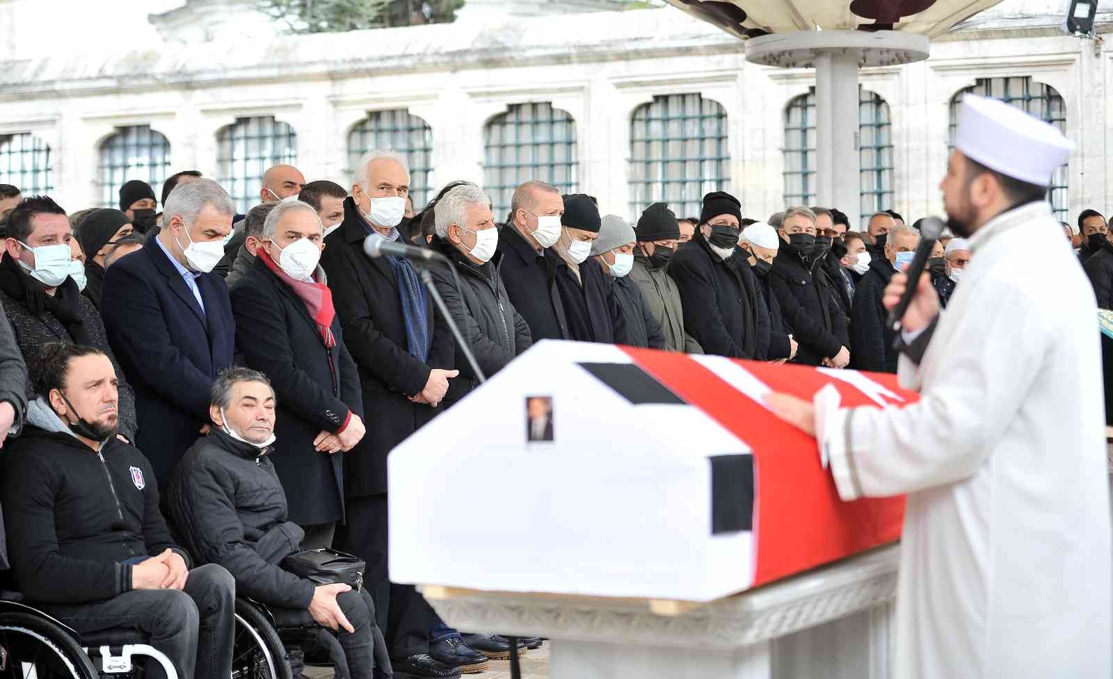 Geçtiğimiz gün hayatını kaybeden Beşiktaş eski yönetim kurulu üyelerinden Necip Sever son yolculuğuna uğurlandı. Cenazede Cumhurbaşkanı Recep ...