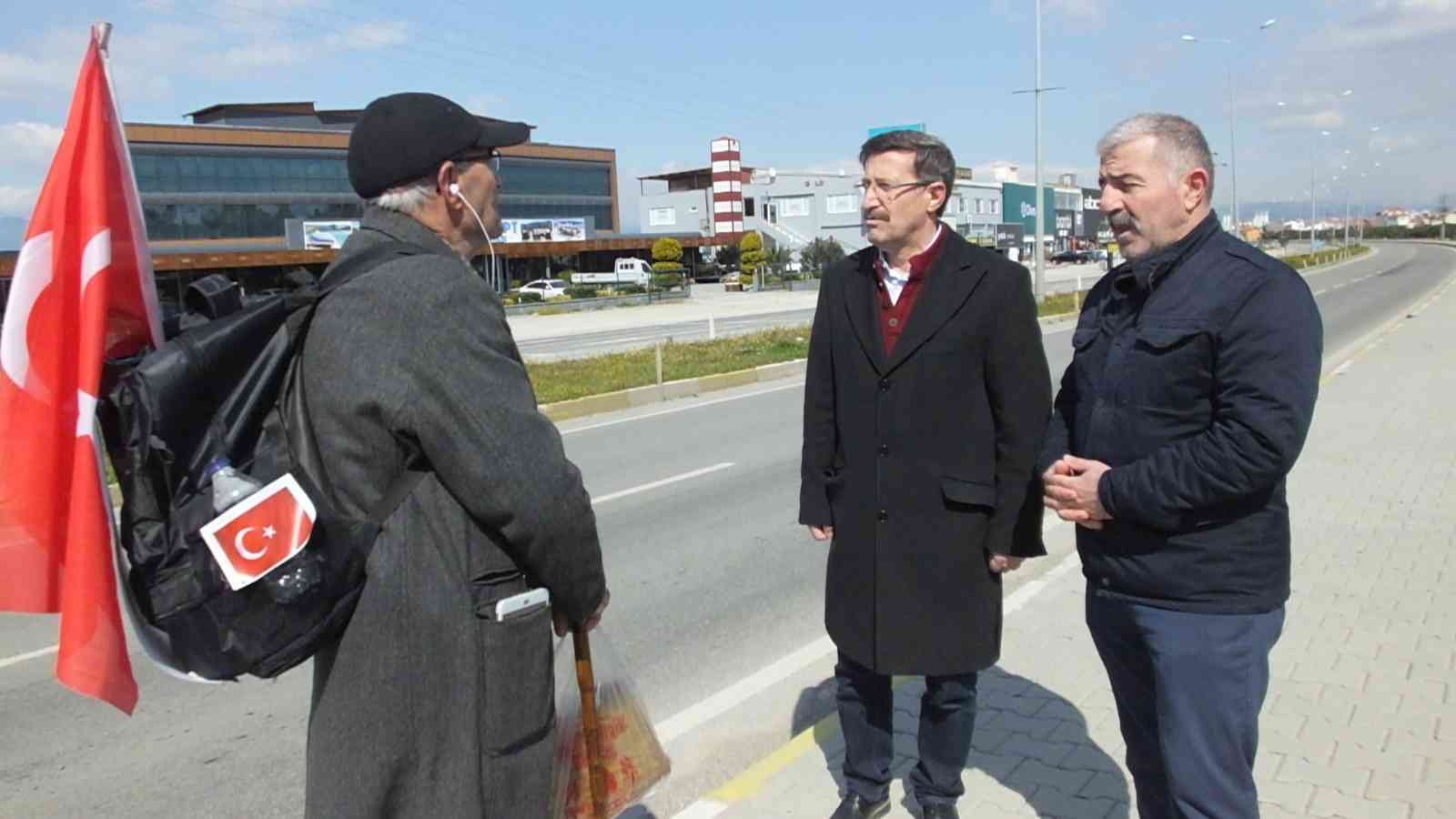 İzmir’in Menemen ilçesinde yaşayan Erzurumlu inşaat ustası Kutbedin Aksak, Çanakkale’de şehit olan oğlunu ziyaret etmek isteyen babaannesinin ...