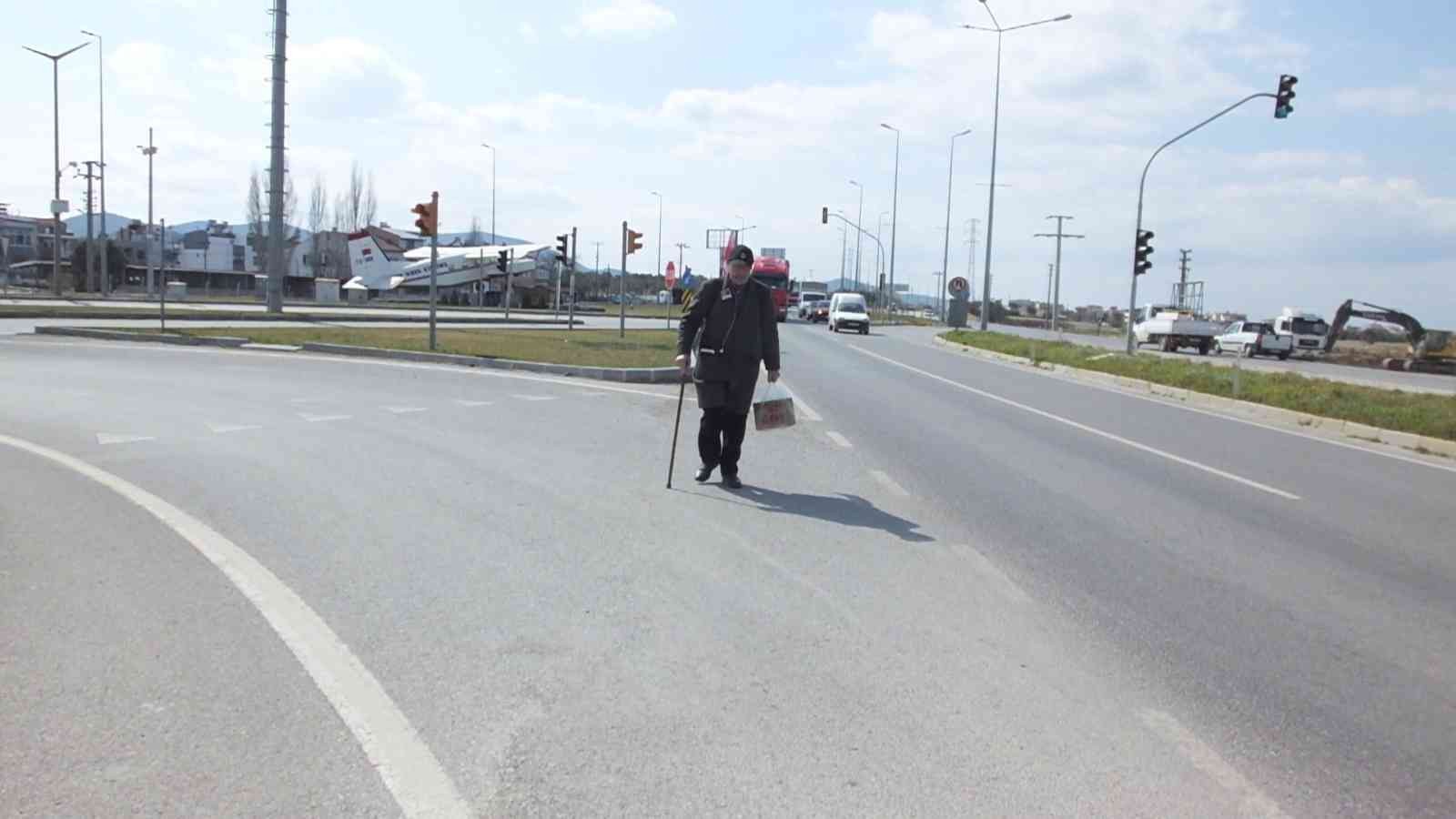 İzmir’in Menemen ilçesinde yaşayan Erzurumlu inşaat ustası Kutbedin Aksak, Çanakkale’de şehit olan oğlunu ziyaret etmek isteyen babaannesinin ...