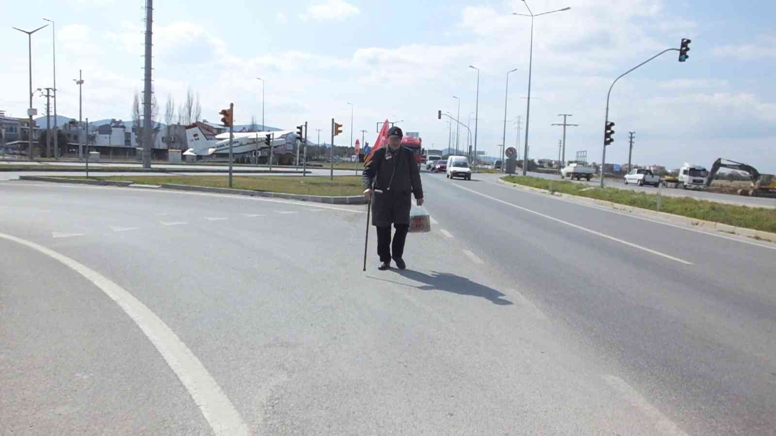 İzmir’in Menemen ilçesinde yaşayan Erzurumlu inşaat ustası Kutbedin Aksak, Çanakkale’de şehit olan oğlunu ziyaret etmek isteyen babaannesinin ...