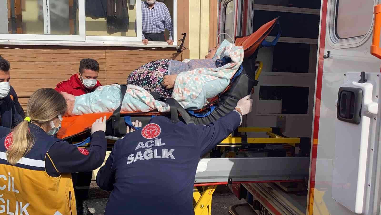 Kocaeli’nin Gebze ilçesinde nefes darlığı çeken yaşlı kadın, itfaiyenin de yardımıyla obez ambulansına taşınarak hastaneye sevk edildi. Olay ...