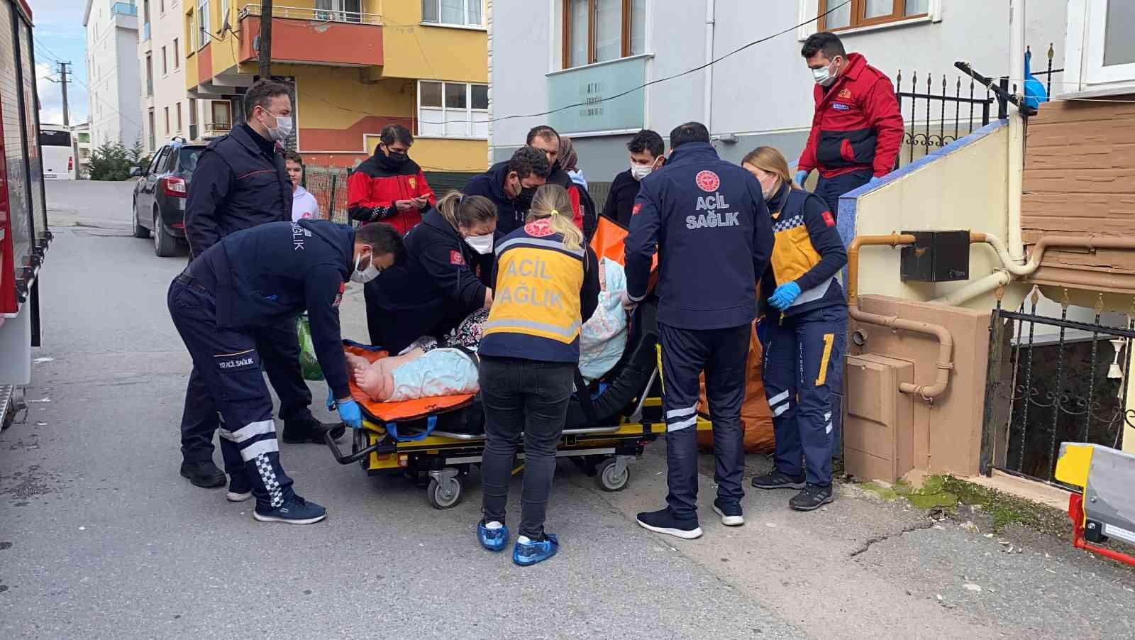 Kocaeli’nin Gebze ilçesinde nefes darlığı çeken yaşlı kadın, itfaiyenin de yardımıyla obez ambulansına taşınarak hastaneye sevk edildi. Olay ...