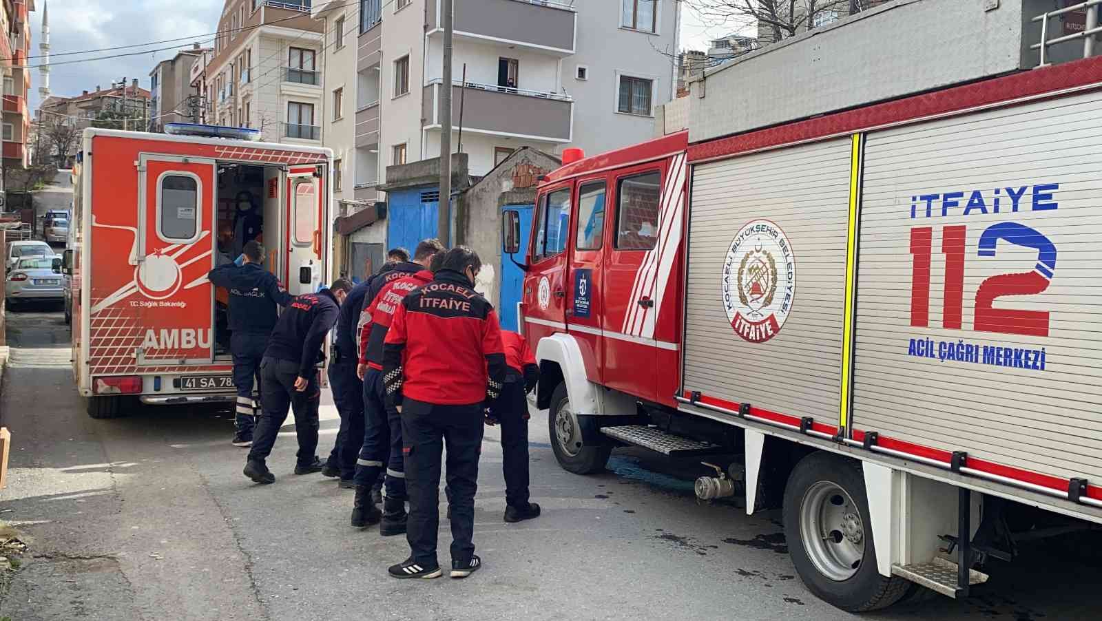 Kocaeli’nin Gebze ilçesinde nefes darlığı çeken yaşlı kadın, itfaiyenin de yardımıyla obez ambulansına taşınarak hastaneye sevk edildi. Olay ...