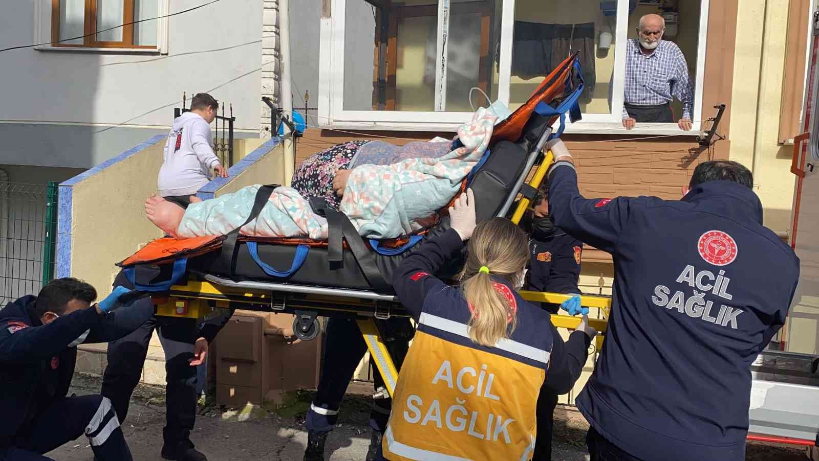 Kocaeli’nin Gebze ilçesinde nefes darlığı çeken yaşlı kadın, itfaiyenin de yardımıyla obez ambulansına taşınarak hastaneye sevk edildi. Olay ...