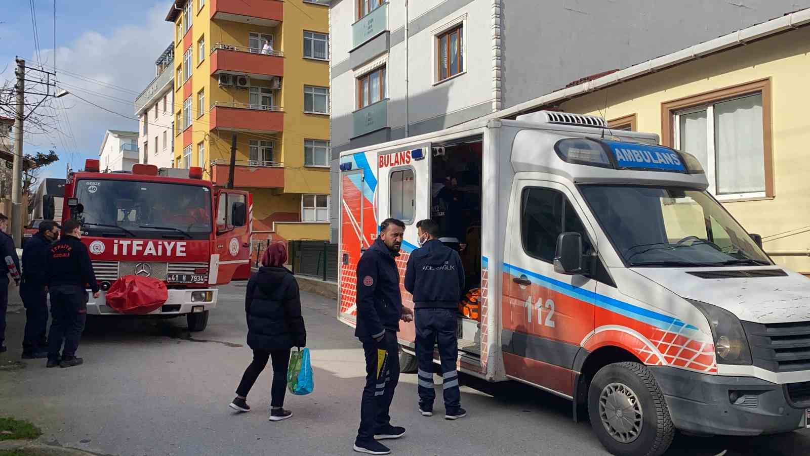 Kocaeli’nin Gebze ilçesinde nefes darlığı çeken yaşlı kadın, itfaiyenin de yardımıyla obez ambulansına taşınarak hastaneye sevk edildi. Olay ...