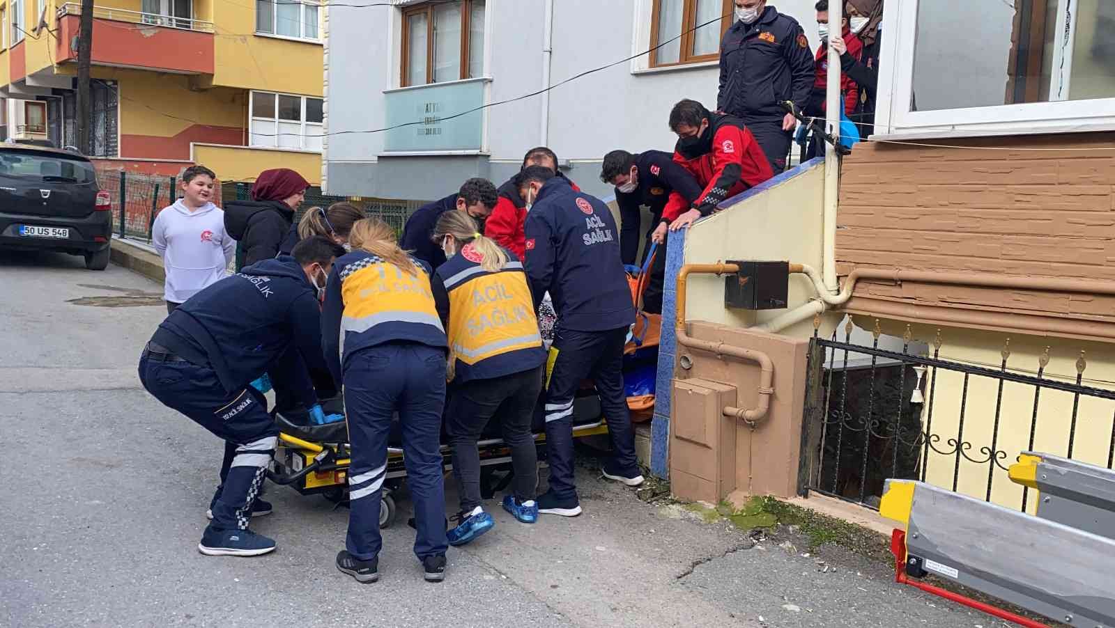 Kocaeli’nin Gebze ilçesinde nefes darlığı çeken yaşlı kadın, itfaiyenin de yardımıyla obez ambulansına taşınarak hastaneye sevk edildi. Olay ...