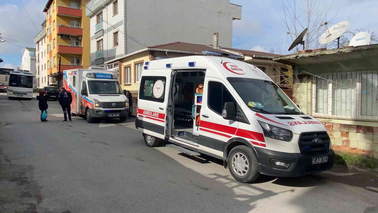 Kocaeli’nin Gebze ilçesinde nefes darlığı çeken yaşlı kadın, itfaiyenin de yardımıyla obez ambulansına taşınarak hastaneye sevk edildi. Olay ...