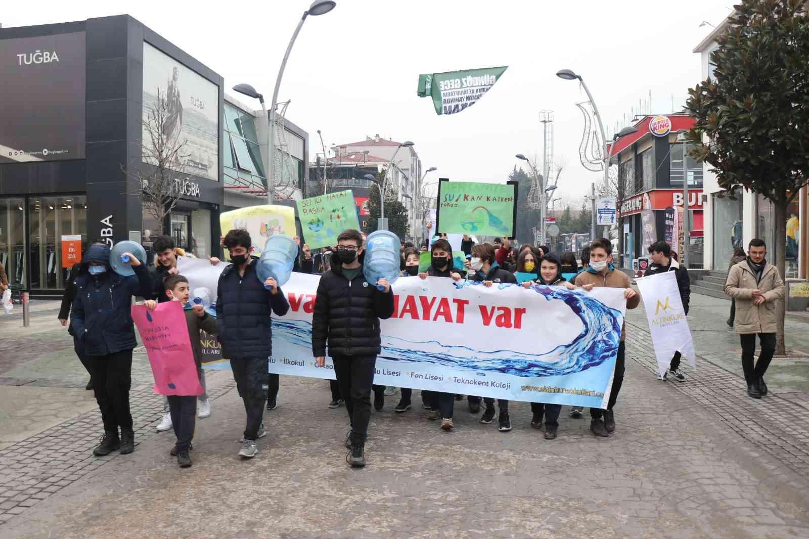 SAKARYA (İHA) – Sakarya’da 22 Mart Dünya Su Günü kapsamında farklı bir etkinliğe imza atıldı. Suyun önemine dikkat çekmek için gerçekleştirilen ...