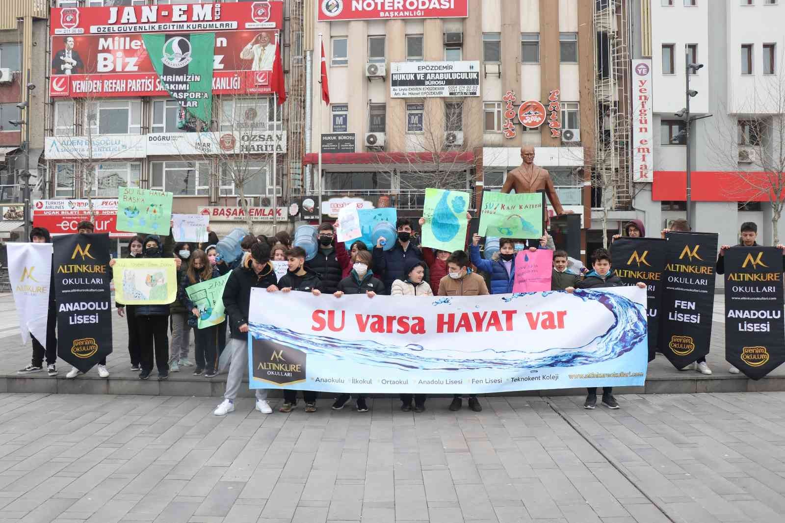 SAKARYA (İHA) – Sakarya’da 22 Mart Dünya Su Günü kapsamında farklı bir etkinliğe imza atıldı. Suyun önemine dikkat çekmek için gerçekleştirilen ...