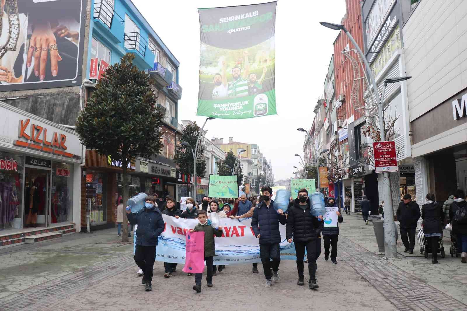 SAKARYA (İHA) – Sakarya’da 22 Mart Dünya Su Günü kapsamında farklı bir etkinliğe imza atıldı. Suyun önemine dikkat çekmek için gerçekleştirilen ...